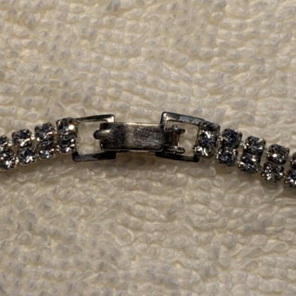 Simple yet elegant faux-diamonds neckilace - Picture 4 of 4